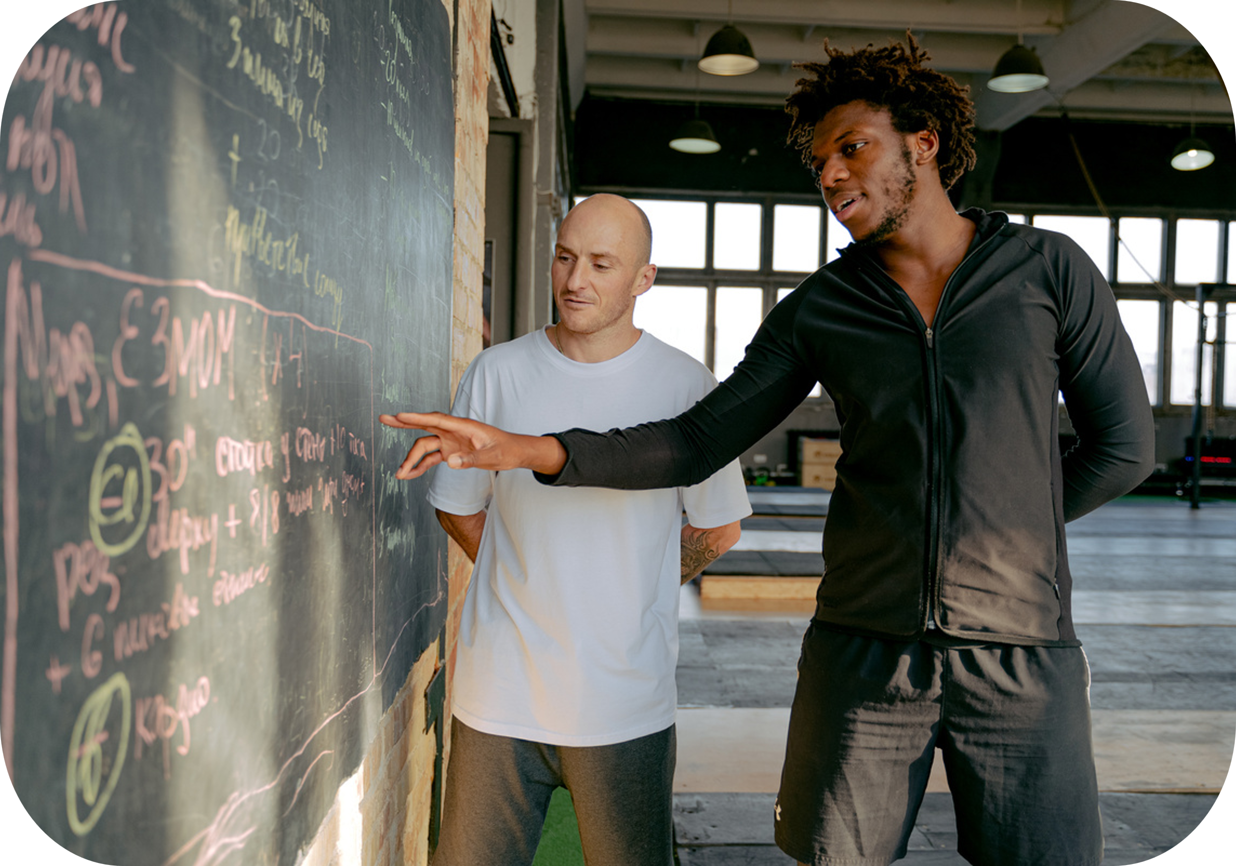 Instructor explicando en una pizarra