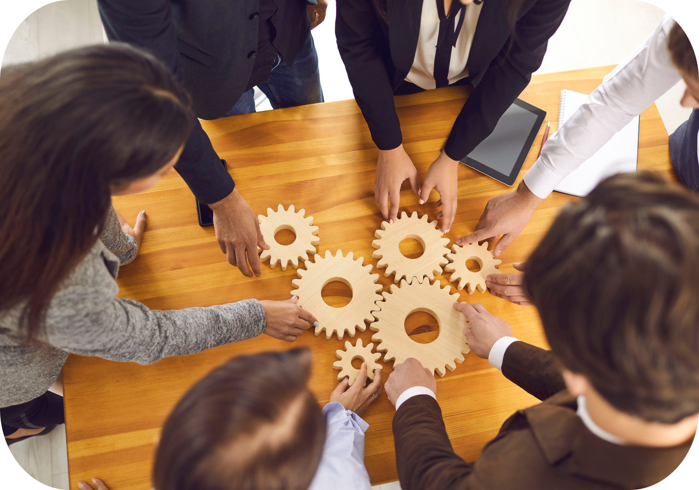 Equipo de trabajo colaborando con engranajes